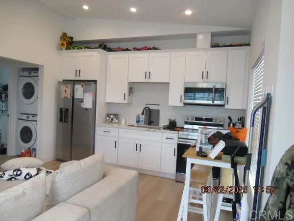 a close up view of a washer and dryer