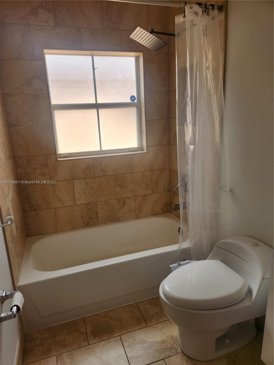 8118 Northwest 200th Street Hialeah, FL 33015 - Photo 20 of 39