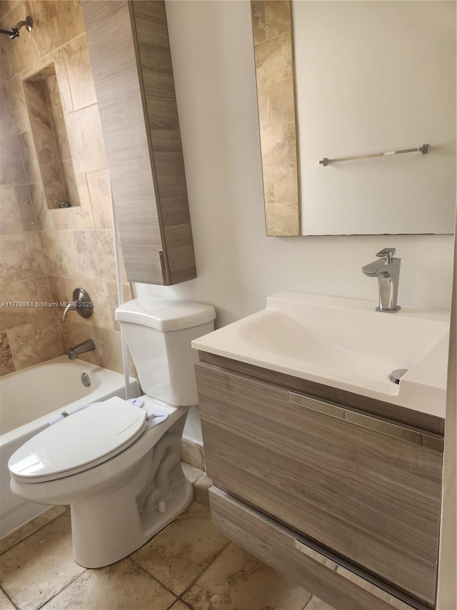 8118 Northwest 200th Street Hialeah, FL 33015 - Photo 31 of 39