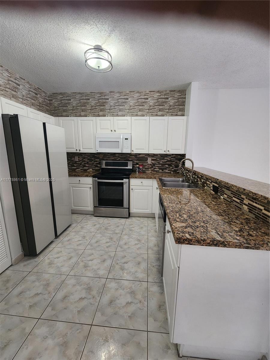 8118 Northwest 200th Street Hialeah, FL 33015 - Photo 10 of 39