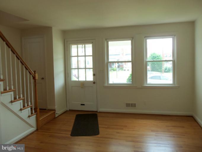 3432 Dunran Road Dundalk, MD 21222 - Photo 23 of 30 Living Room
