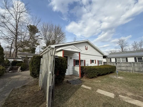 $114,900 | 8705 East James Street, White Cloud, MI 49349