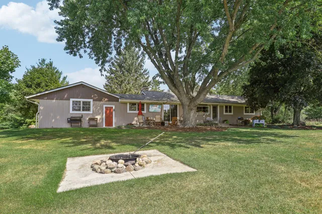 $810,000 | S31W37307 School Section Lake Road, Ottawa, WI 53118