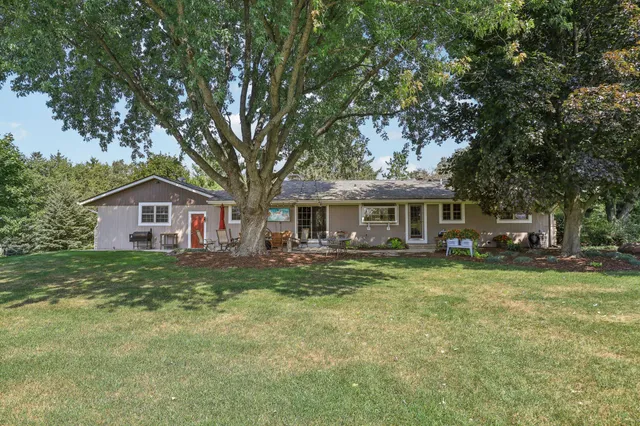 $810,000 | S31W37307 School Section Lake Road, Ottawa, WI 53118