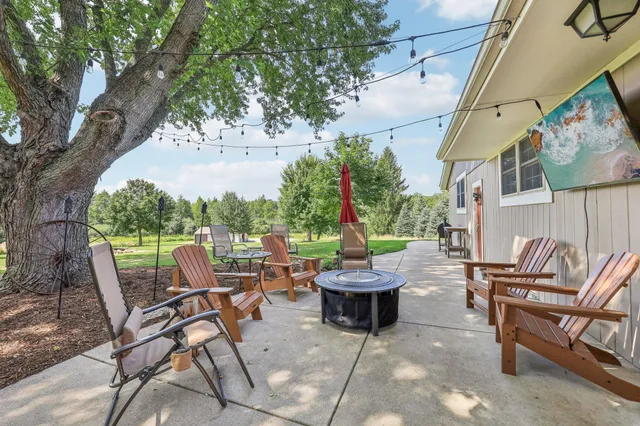 $810,000 | S31W37307 School Section Lake Road, Ottawa, WI 53118