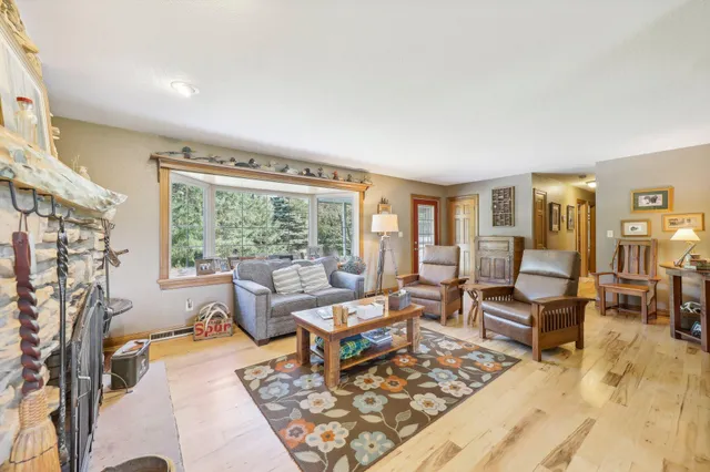 $810,000 | S31W37307 School Section Lake Road, Ottawa, WI 53118