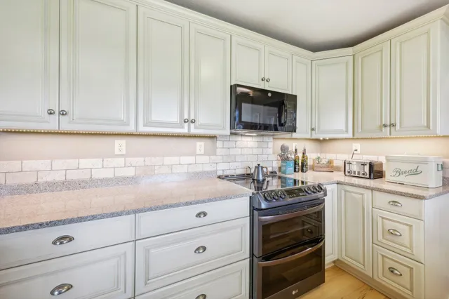 $810,000 | S31W37307 School Section Lake Road, Ottawa, WI 53118