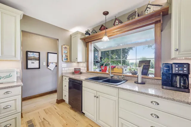 $810,000 | S31W37307 School Section Lake Road, Ottawa, WI 53118