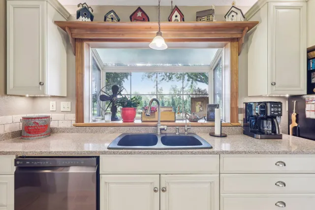 $810,000 | S31W37307 School Section Lake Road, Ottawa, WI 53118