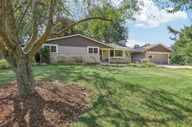 $810,000 | S31W37307 School Section Lake Road, Ottawa, WI 53118