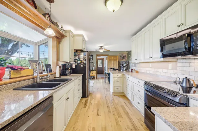 $810,000 | S31W37307 School Section Lake Road, Ottawa, WI 53118