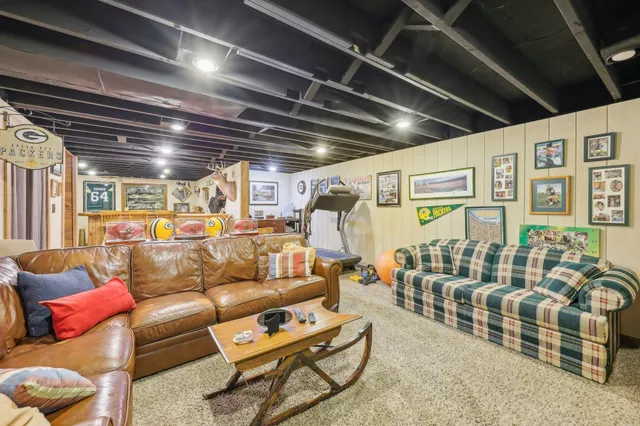 $810,000 | S31W37307 School Section Lake Road, Ottawa, WI 53118