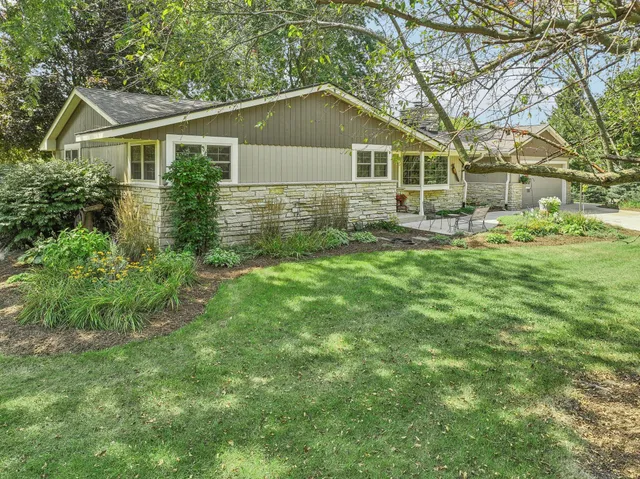 $810,000 | S31W37307 School Section Lake Road, Ottawa, WI 53118