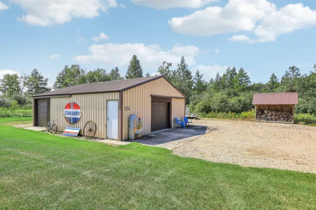 $810,000 | S31W37307 School Section Lake Road, Ottawa, WI 53118