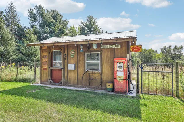 $810,000 | S31W37307 School Section Lake Road, Ottawa, WI 53118