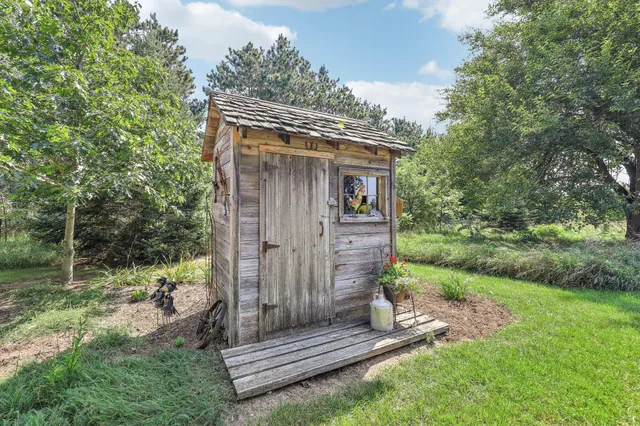 $810,000 | S31W37307 School Section Lake Road, Ottawa, WI 53118