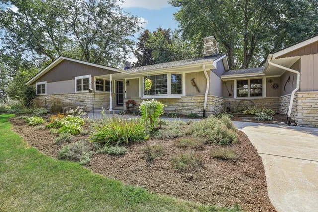 $810,000 | S31W37307 School Section Lake Road, Ottawa, WI 53118