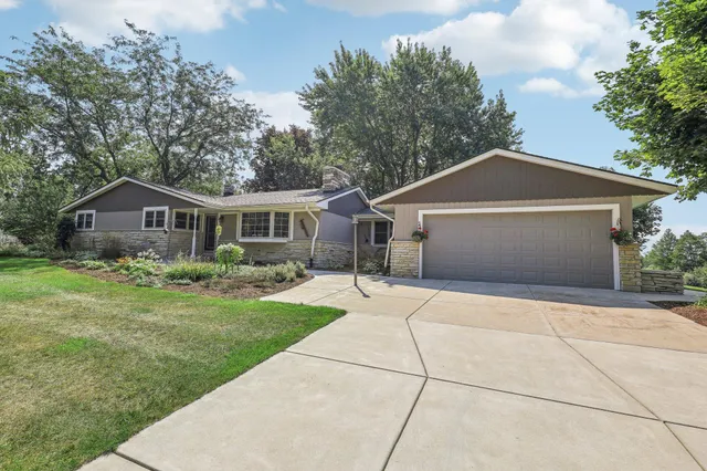 $810,000 | S31W37307 School Section Lake Road, Ottawa, WI 53118