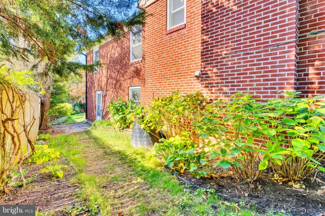 a view of a back yard