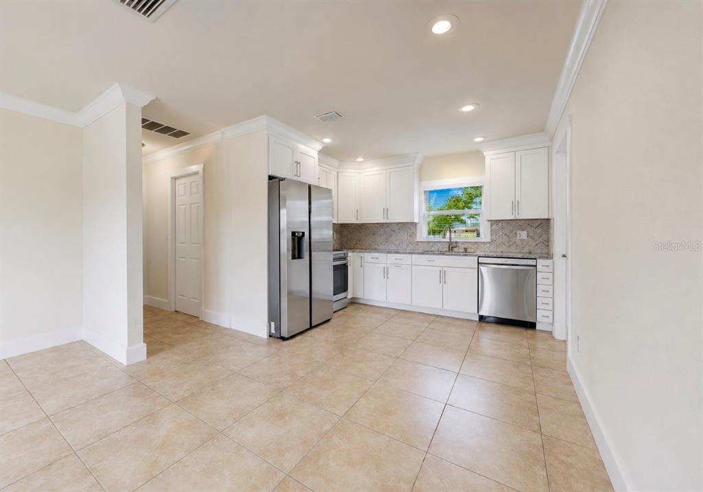 404 12th Street Southwest Ruskin, FL 33570 - Photo 13 of 49