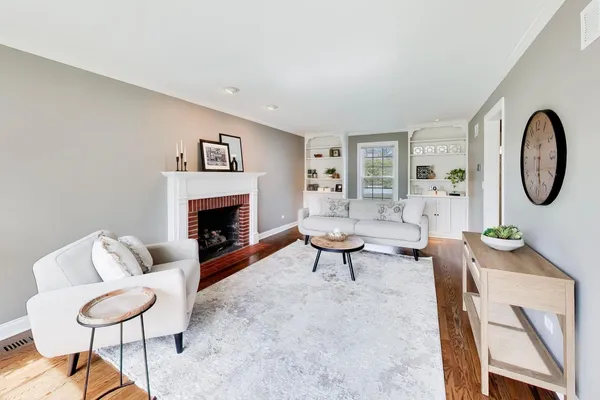 $1,600,000 | 1212 West Clarendon Road, Arlington Heights, IL 60004