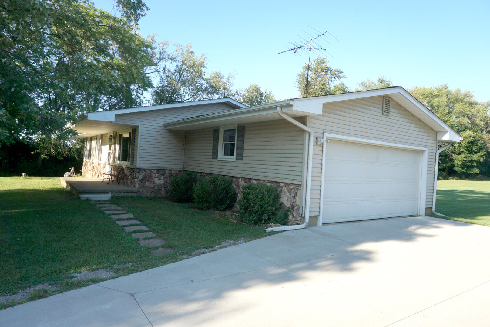 5341 Cross Road Spring Arbor, MI 49283 - Photo 3 of 41 GARAGE SIDE