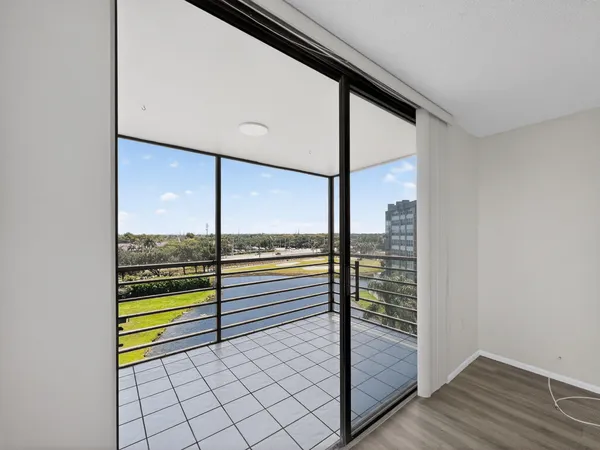 $2,000 | 1200 St Charles Place, Unit 619, Pembroke Pines, FL 33026