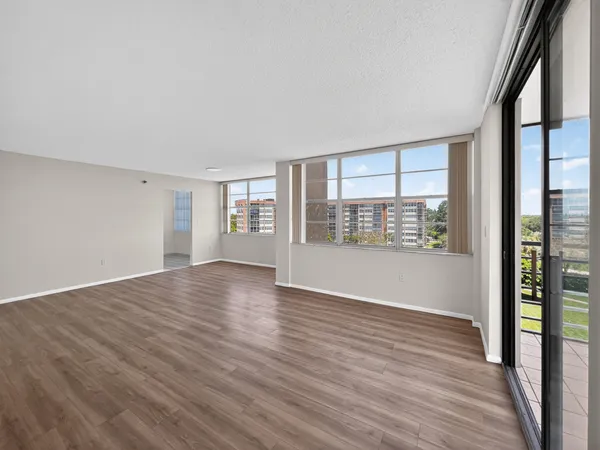 $2,000 | 1200 St Charles Place, Unit 619, Pembroke Pines, FL 33026