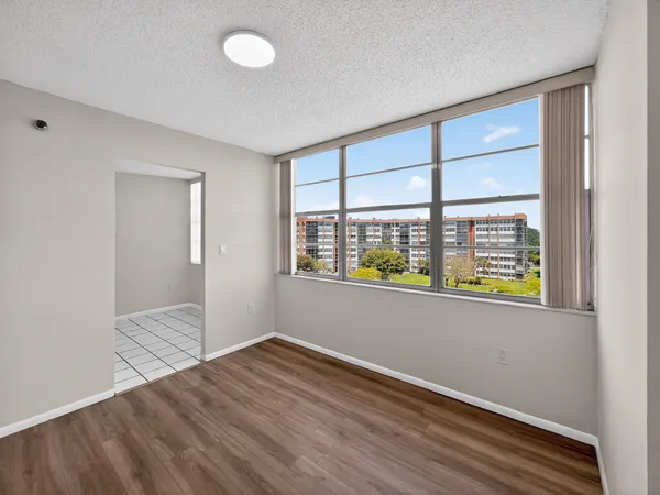 $2,000 | 1200 St Charles Place, Unit 619, Pembroke Pines, FL 33026