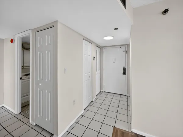 $2,000 | 1200 St Charles Place, Unit 619, Pembroke Pines, FL 33026