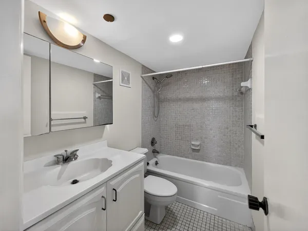 $2,000 | 1200 St Charles Place, Unit 619, Pembroke Pines, FL 33026