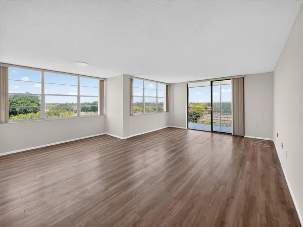 $2,000 | 1200 St Charles Place, Unit 619, Pembroke Pines, FL 33026