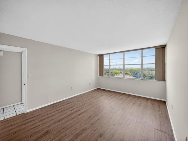 $2,000 | 1200 St Charles Place, Unit 619, Pembroke Pines, FL 33026