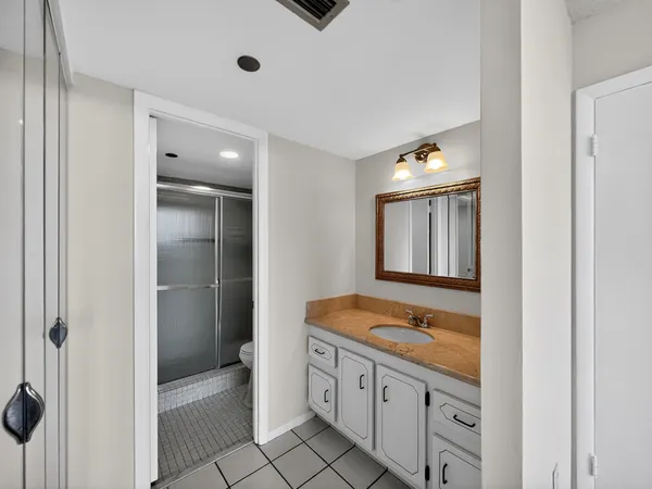 $2,000 | 1200 St Charles Place, Unit 619, Pembroke Pines, FL 33026