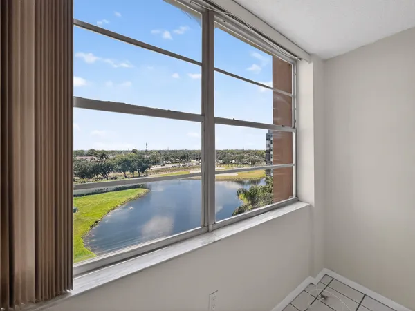$2,000 | 1200 St Charles Place, Unit 619, Pembroke Pines, FL 33026