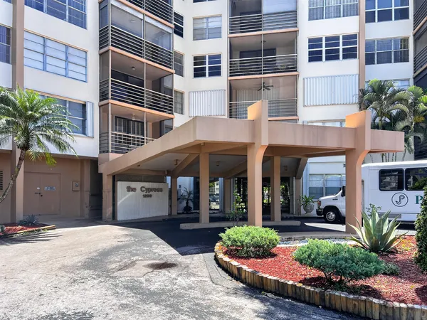 $2,000 | 1200 St Charles Place, Unit 619, Pembroke Pines, FL 33026