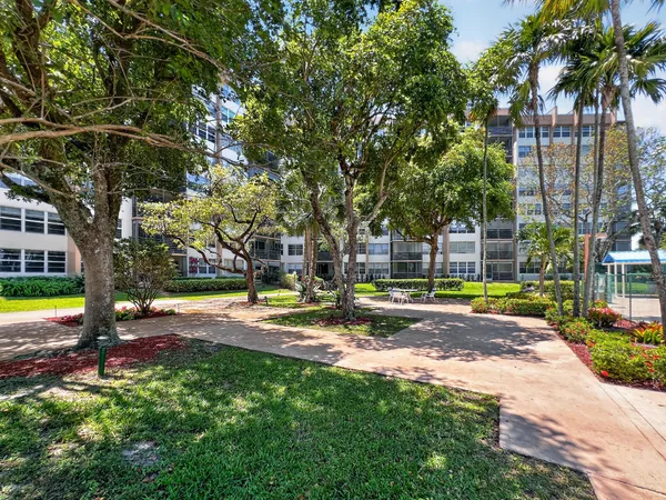 $2,000 | 1200 St Charles Place, Unit 619, Pembroke Pines, FL 33026
