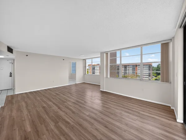 $2,000 | 1200 St Charles Place, Unit 619, Pembroke Pines, FL 33026