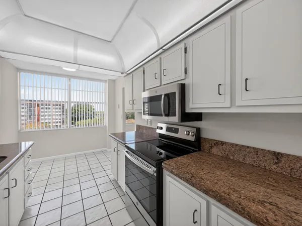 $2,000 | 1200 St Charles Place, Unit 619, Pembroke Pines, FL 33026