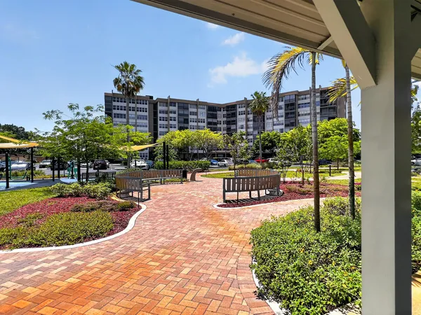 $2,000 | 1200 St Charles Place, Unit 619, Pembroke Pines, FL 33026