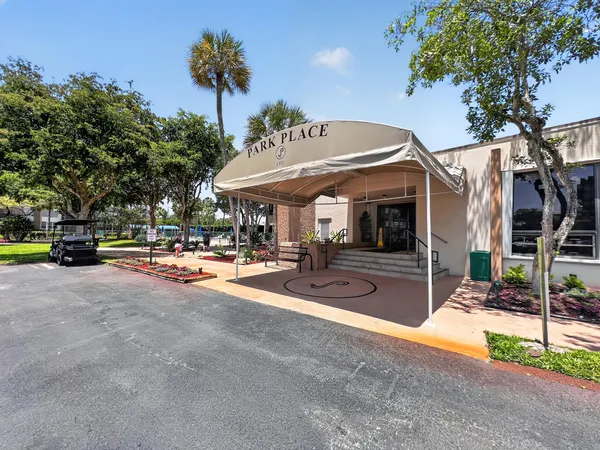 $2,000 | 1200 St Charles Place, Unit 619, Pembroke Pines, FL 33026