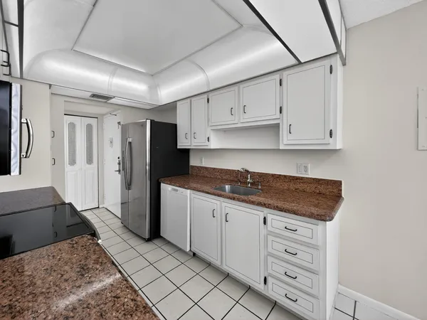 $2,000 | 1200 St Charles Place, Unit 619, Pembroke Pines, FL 33026