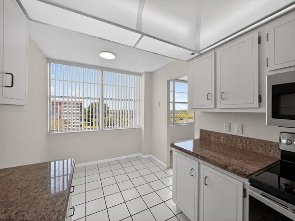 $2,000 | 1200 St Charles Place, Unit 619, Pembroke Pines, FL 33026