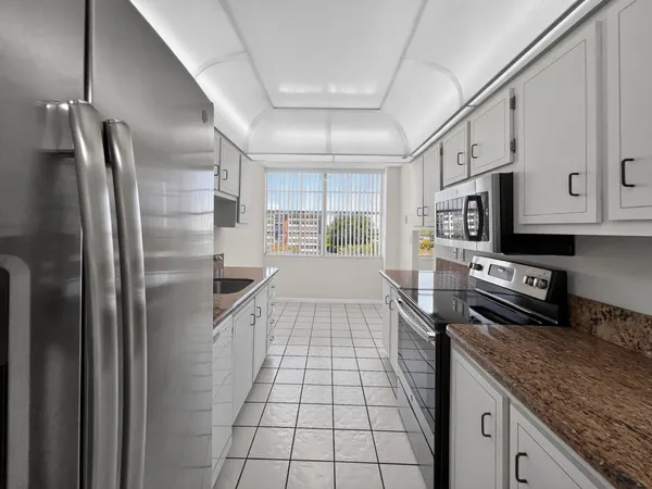 $2,000 | 1200 St Charles Place, Unit 619, Pembroke Pines, FL 33026
