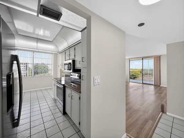 $2,000 | 1200 St Charles Place, Unit 619, Pembroke Pines, FL 33026