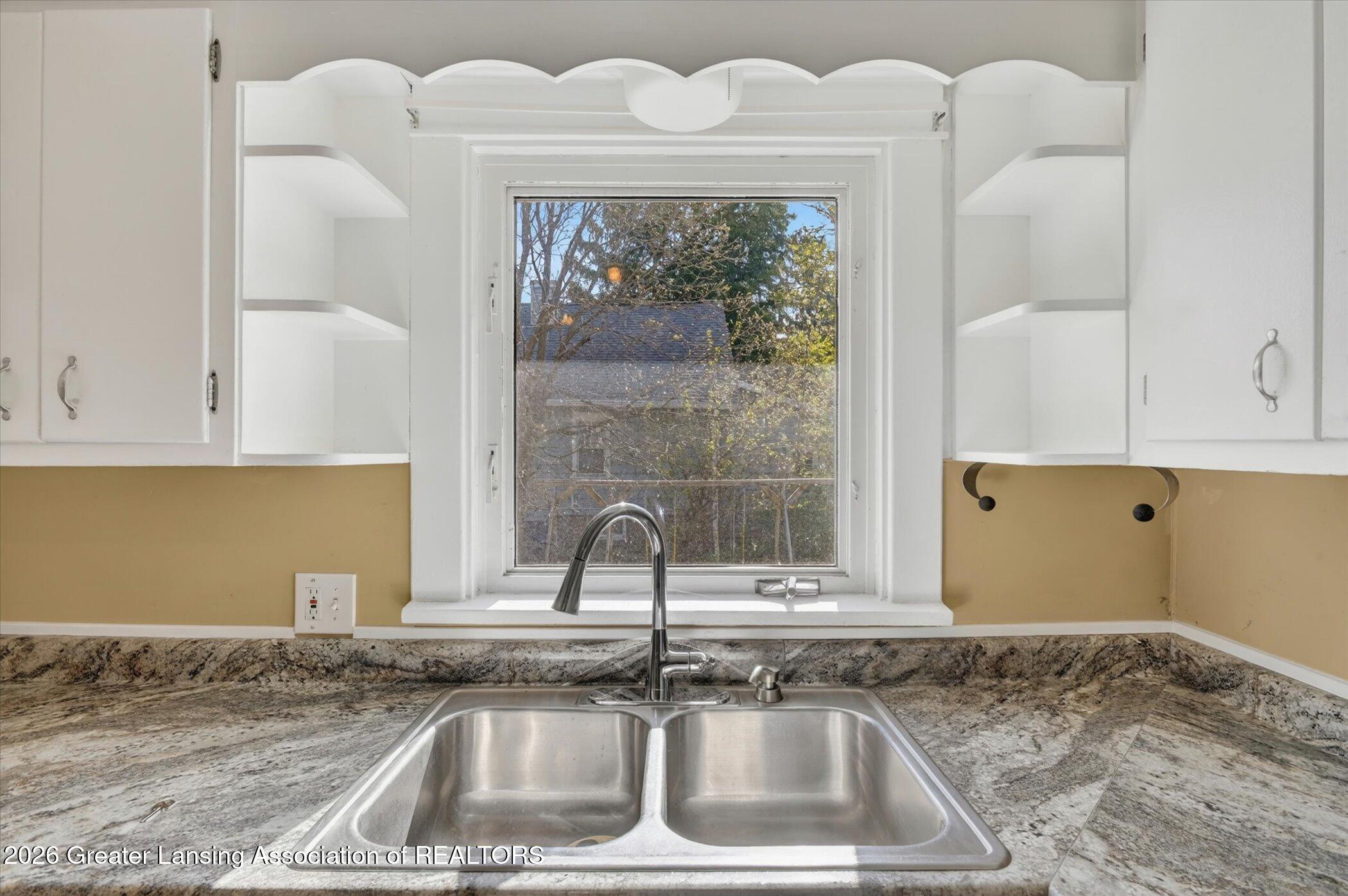 702 East Cavanaugh Road Lansing, MI 48910 - Photo 15 of 41 15-702E-Cavanaugh-Rd-Windowstill