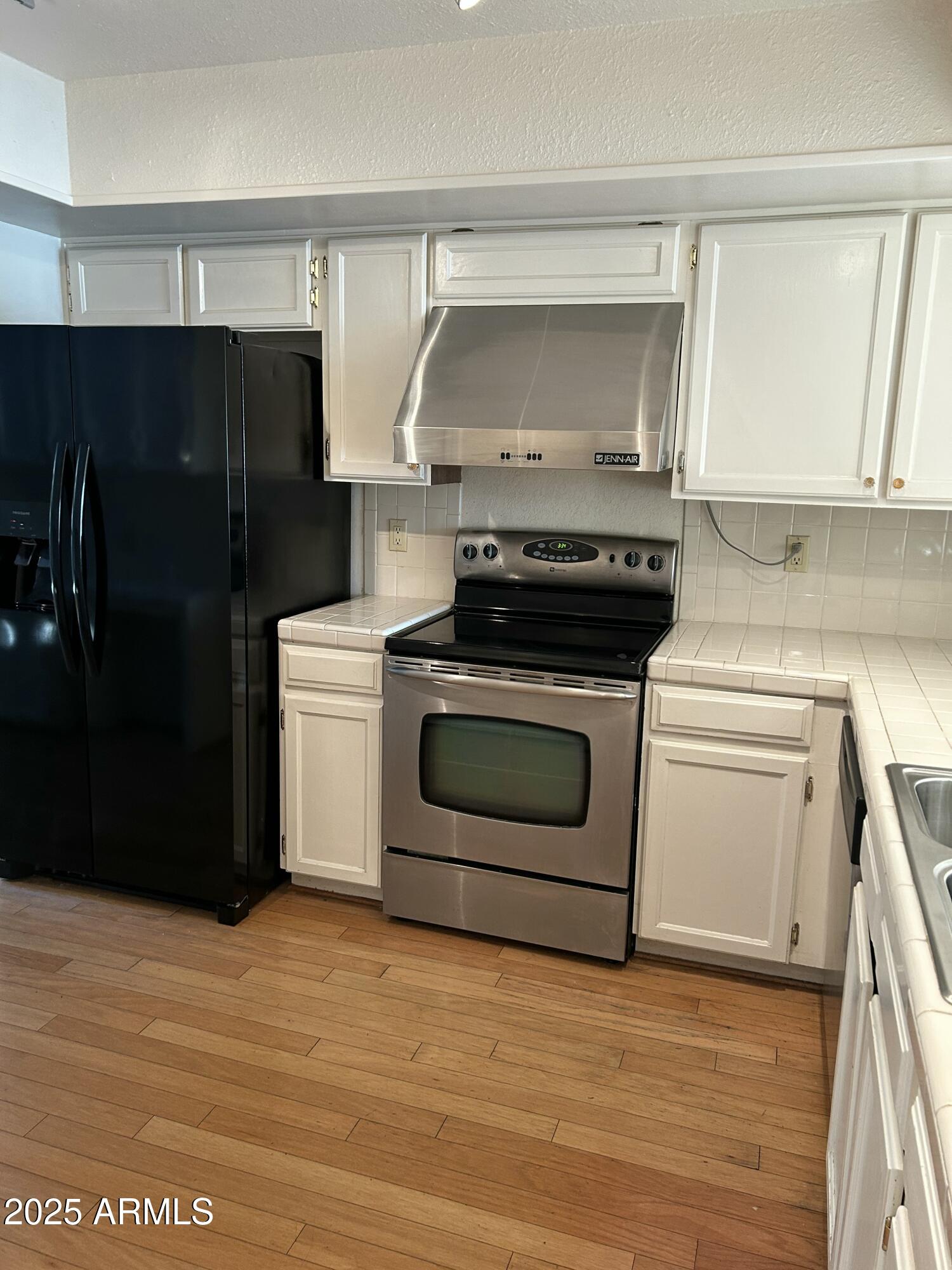 5736 North 25th Street Phoenix, AZ 85016 - Photo 11 of 24 a kitchen with a stove and a refrigerator