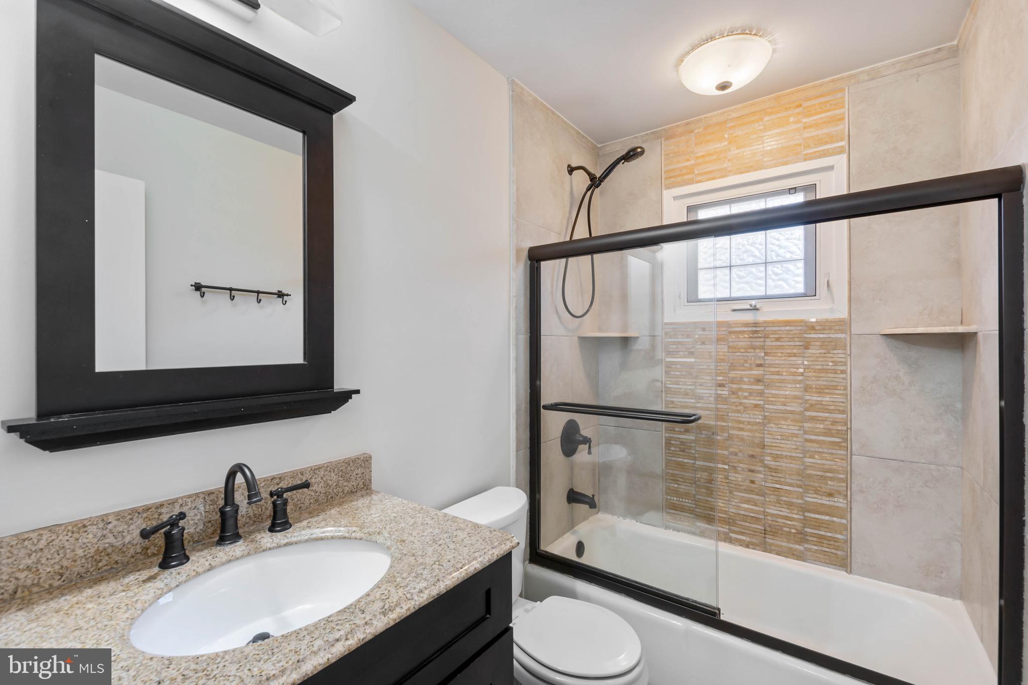 9202 Setter Place Springfield, VA 22153 - Photo 42 of 53 Upper level hallway bath with tub.
