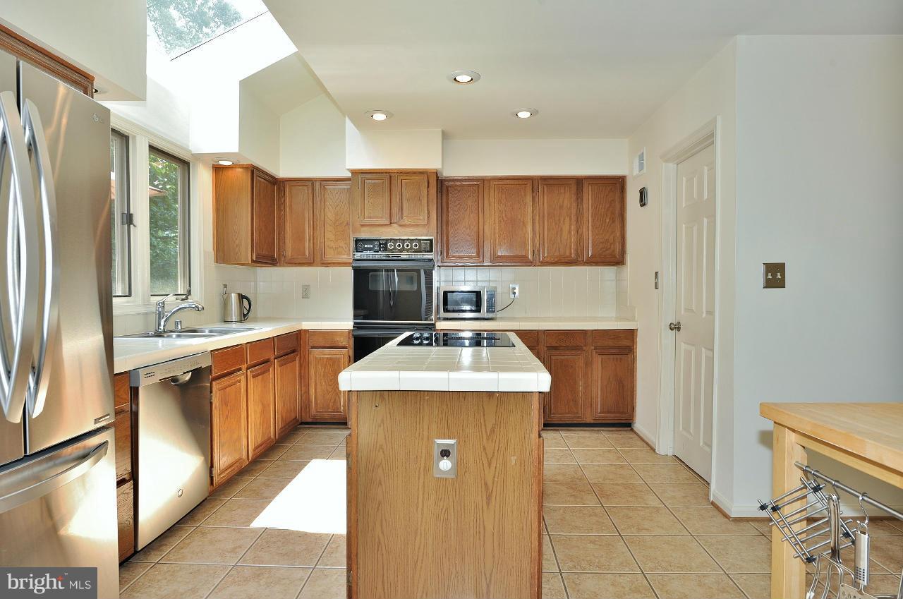 7509 Mullingar Court Springfield, VA 22153 - Photo 11 of 30 Kitchen