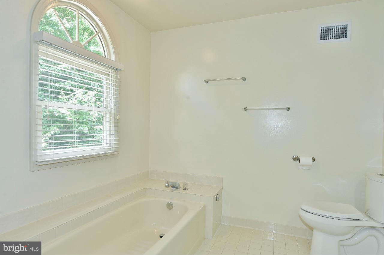 7509 Mullingar Court Springfield, VA 22153 - Photo 17 of 30 Owner's Bath